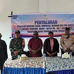 Yulita Mote dan didampingi oleh Asisten I Setda Kabupaten Deiyai Menyerahkan Bansos PKH Tahap I Yulita Mote dan didampingi oleh Asisten I Setda Kabupaten Deiyai Menyerahkan Bansos PKH Tahap I