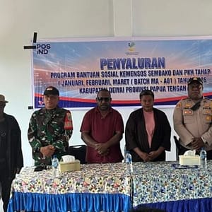 Yulita Mote dan didampingi oleh Asisten I Setda Kabupaten Deiyai Menyerahkan Bansos PKH Tahap I