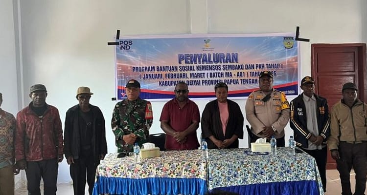 Yulita Mote dan didampingi oleh Asisten I Setda Kabupaten Deiyai Menyerahkan Bansos PKH Tahap I